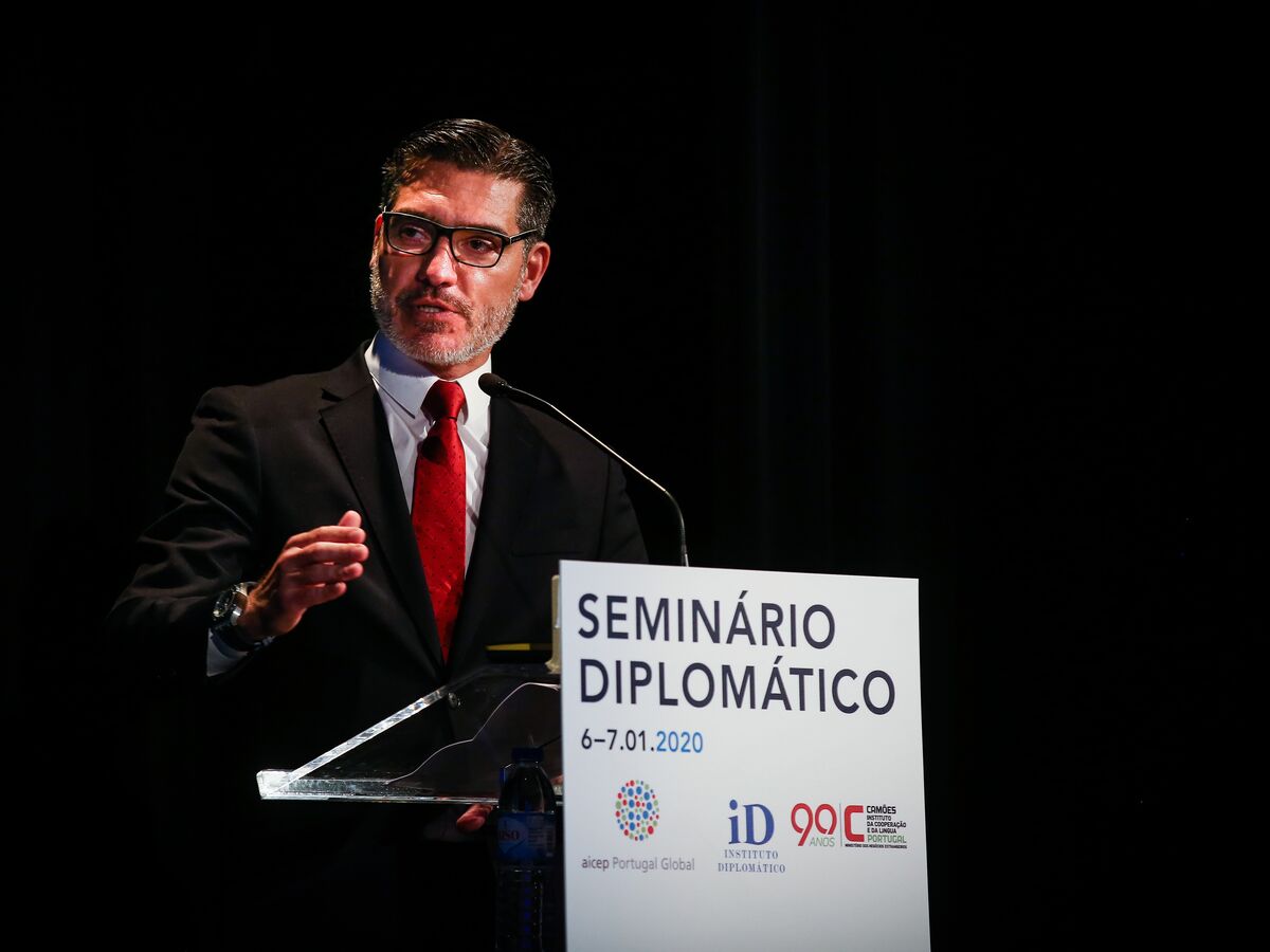 O diplomata todo o terreno que vai mandar nas secretas