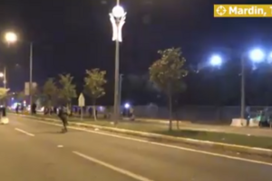 Polícia turca usa canhões de água para dispersar manifestantes após destituição de três presidentes de câmara .mp4