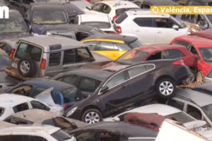 Campos de futebol em Valência estão a ser transformados em ‘cemitérios’ de carros