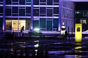 Um morto após duas explosões em frente ao Supremo Tribunal Federal do Brasil.mp4