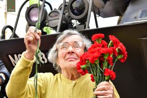 Celeste recria um dos momentos mais famosos do 25 de Abril e volta a dar cravos às espingardas