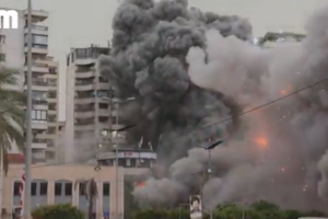 O momento em que míssil israelita atinge edifício em Beirute