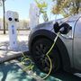 Carregar carros elétricos na rede pública pode custar o dobro do que em casa