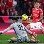 Benfica goleia FC Porto e aproxima-se do segundo lugar