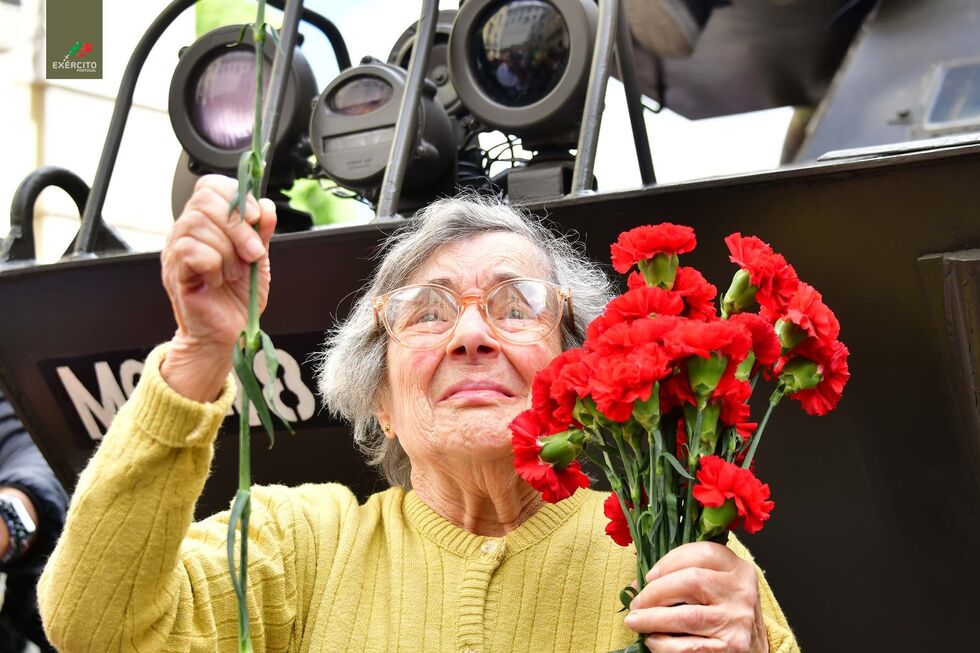 Celeste recria um dos momentos mais famosos do 25 de Abril e volta a dar cravos às espingardas