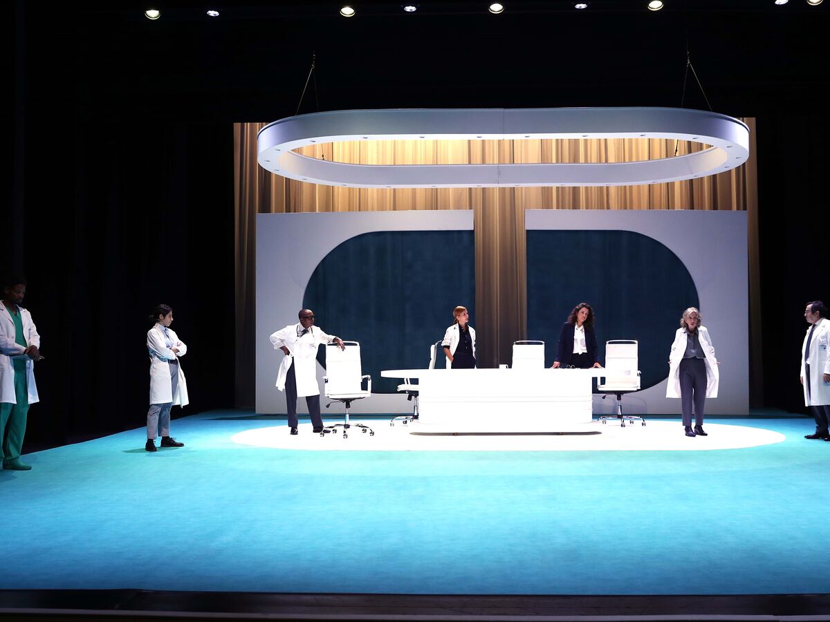 "A Médica": identidade, sexualidade e racismo no teatro