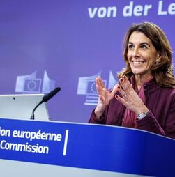 Bruxelas envia delegação a Budapeste para iniciar contactos com novo governo