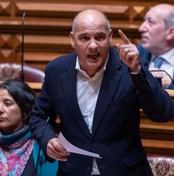 PCP critica os que 'ladram' contra corrupção mas ficam 'caladinhos como ratos' sobre privatizações