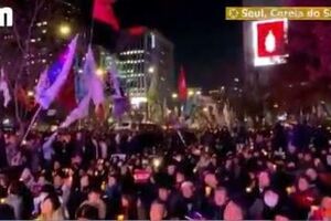 Manifestantes sul-coreanos fazem vigília à luz de velas após a tentativa de lei marcial 