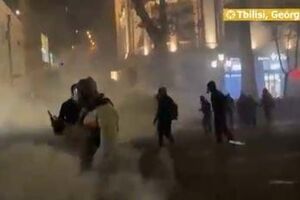 Ruas de Tbilisi palco de confrontos entre polícia e manifestantes pela sexta noite consecutiva