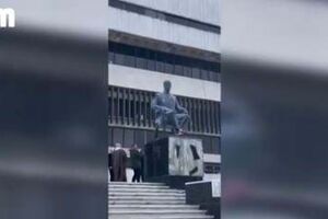 Sírios arrancam cartaz de Assad e derrubam estátua do pai de presidente sírio