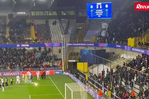Ultras do Sporting atiraram tochas e petardos aos jogadores após o jogo: Harder até disse "o que é isto?"