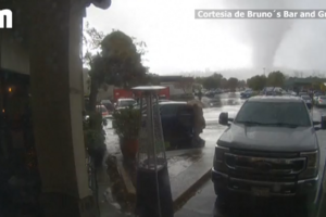 Câmara de bar capta aproximação de tornado na Califórnia 