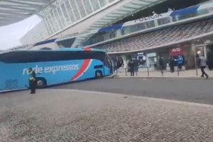 Autocarro desgovernado abalroa táxi e destrói montra no Terminal da Gare do Oriente