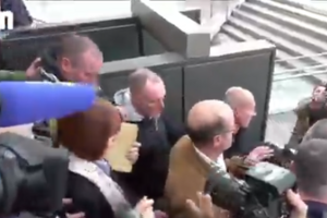 Gisèle Pelicot recebida com aplausos à saída do tribunal