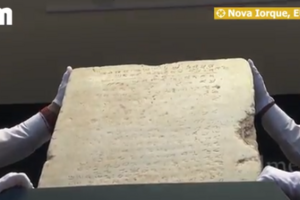 Tábua gravada com os Dez Mandamentos vendida por 5 milhões de dólares em leilão