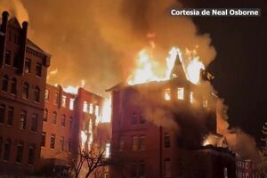 Incêndio de grandes dimensões deflagra em antigo campus universitário nos EUA