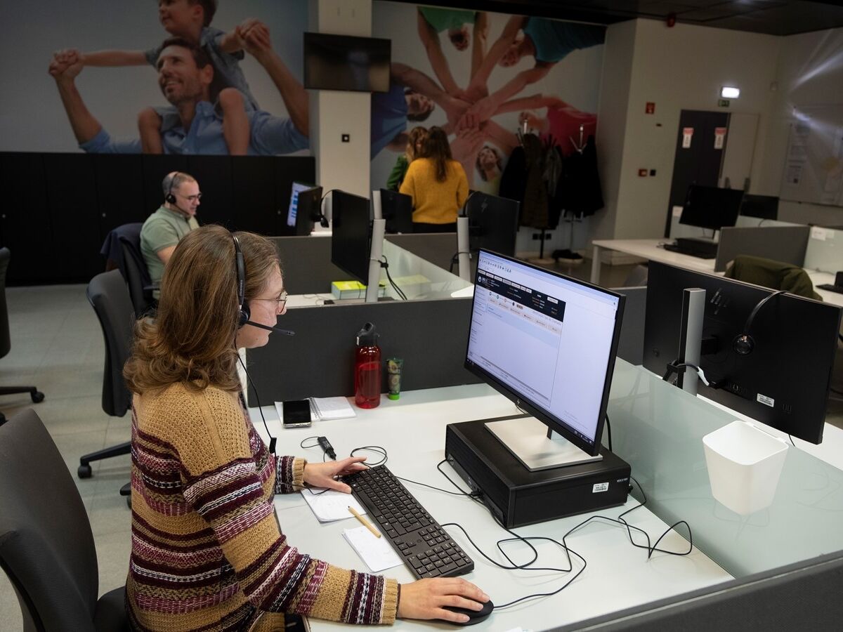 Reportagem na linha SNS24: cafés, insultos, mentiras e milhares de chamadas atendidas