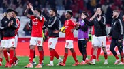 <![CDATA[ Benfica goleia Famalicão com 'hat-trick' de Barreiro e iguala líder Sporting ]]>