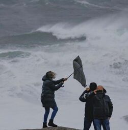 Continente e Madeira sob avisos devido à chuva, vento e ondulação