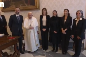 Papa Francisco de braço ao peito após queda em casa