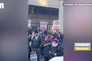 Centenas de pessoas saíram à rua na Filadélfia para protestar contra medidas de Donald Trump