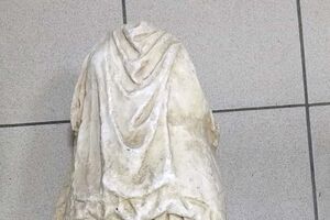 Estátua grega encontrada em saco do lixo