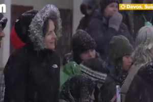 Violinista dá concerto no topo de montanha e debaixo de neve