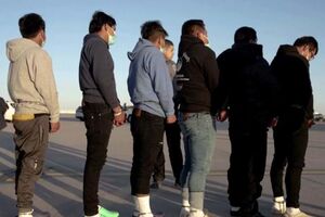 Colômbia cede à pressão dos EUA e aceita migrantes deportados algemados