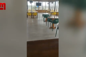 Vento forte levanta parte do chão em bar de praia na Figueira da Foz 