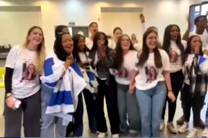 Refém israelita Agam Berger já foi libertada pelo Hamas e entregue à Cruz Vermelha 