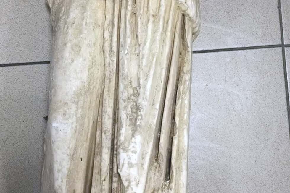 Estátua grega encontrada em saco do lixo