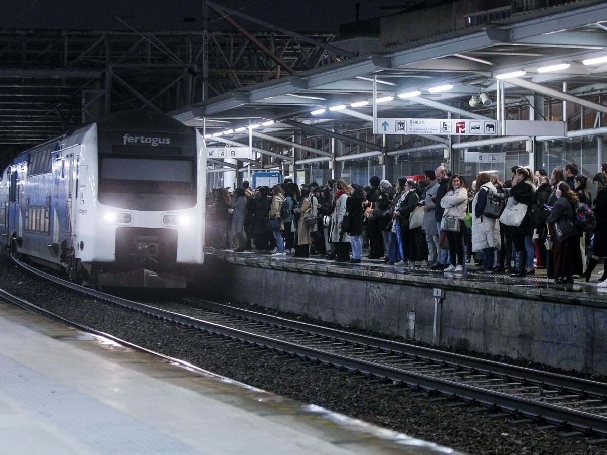 Caos nos comboios da Ponte 25 de abril: empurrões, insultos e desmaios