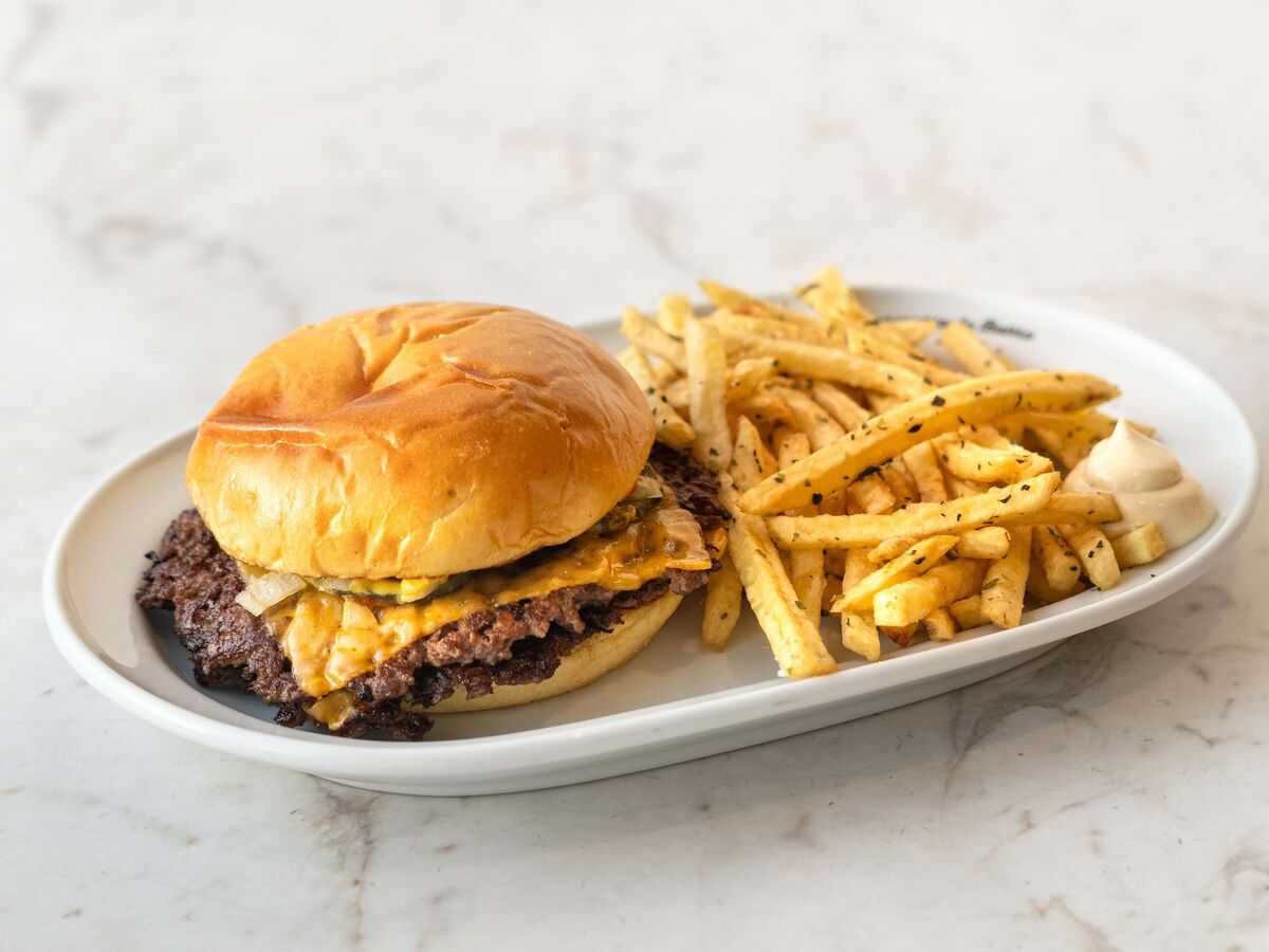 "Smash burgers": o que têm e onde os provar