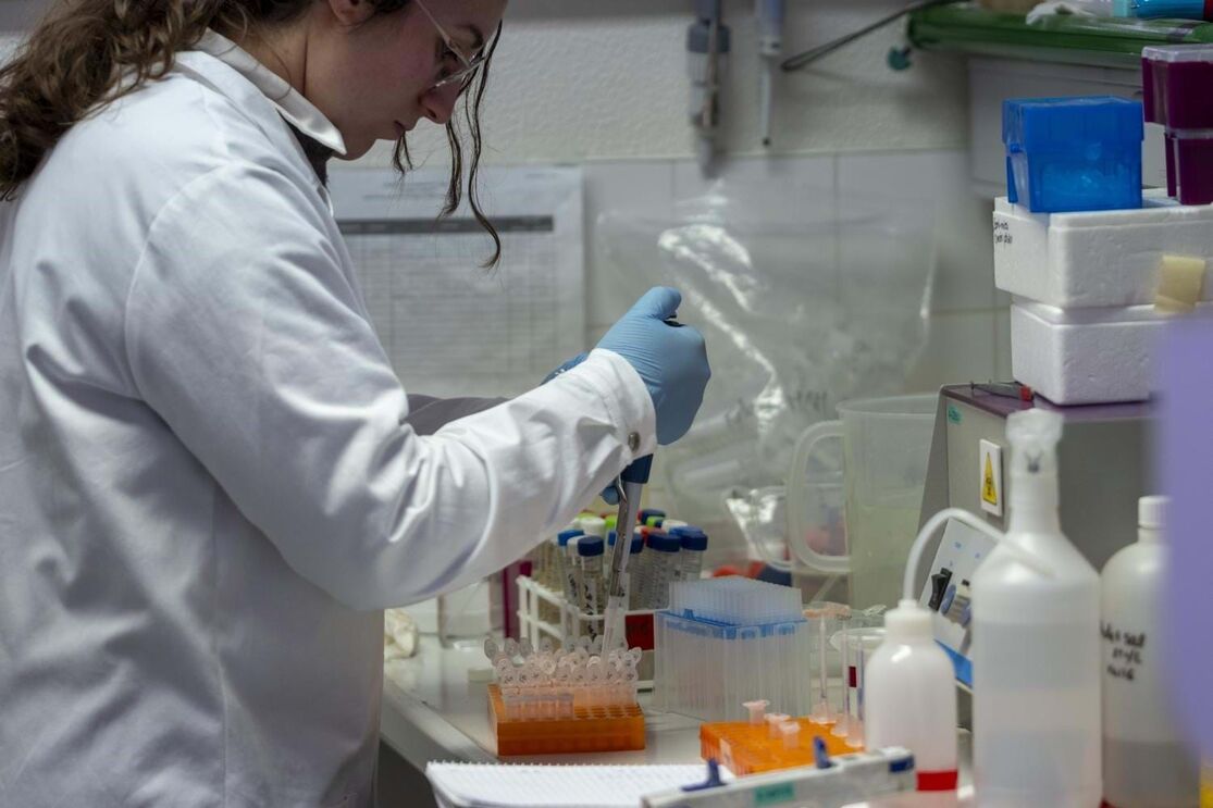 investigadora microalgas