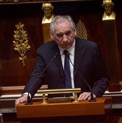 PM francês vai convocar partidos no dia 1 de setembro para evitar queda do Governo