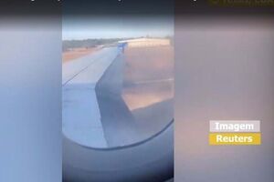 Passageiro capta momento em que asa de avião começa a arder  