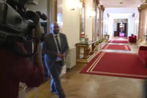 Miguel Arruda voltou ao Parlamento mas ficou em silêncio total quando abordado pelos jornalistas 