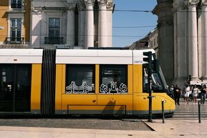 pessoas, rua multidão lisboa consumo emprego transportes carris