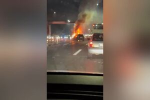 Carro arde na Ponte 25 de Abril