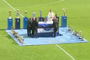 O momento emocionante em que urna de Pinto da Costa entra no relvado do Estádio do Dragão 