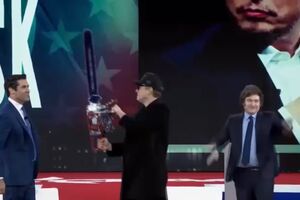Javier Milei oferece motosserra a Elon Musk como símbolo de cortes na burocracia