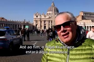 Fiéis reúnem-se no Vaticano e rezam pela melhoria do Papa Francisco