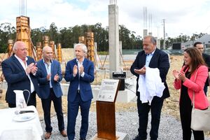 Presidentes da Câmara e da junta lançaram obra em zona protegida, sem estar legalizada