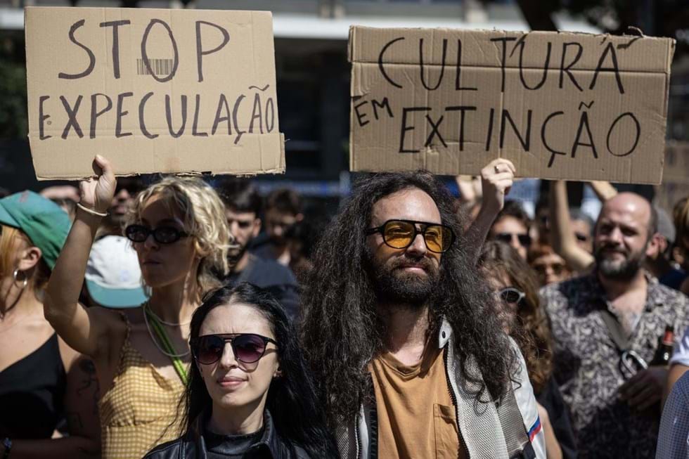 Frente al Ayuntamiento de Oporto se produjeron manifestaciones musicales en protesta por el cierre de las salas de ensayo de la Parada