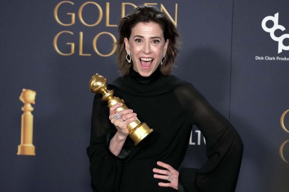 The actress's look at the Golden Globes, which she won on January 5, contrasts with the casual look she adopted in Lisbon