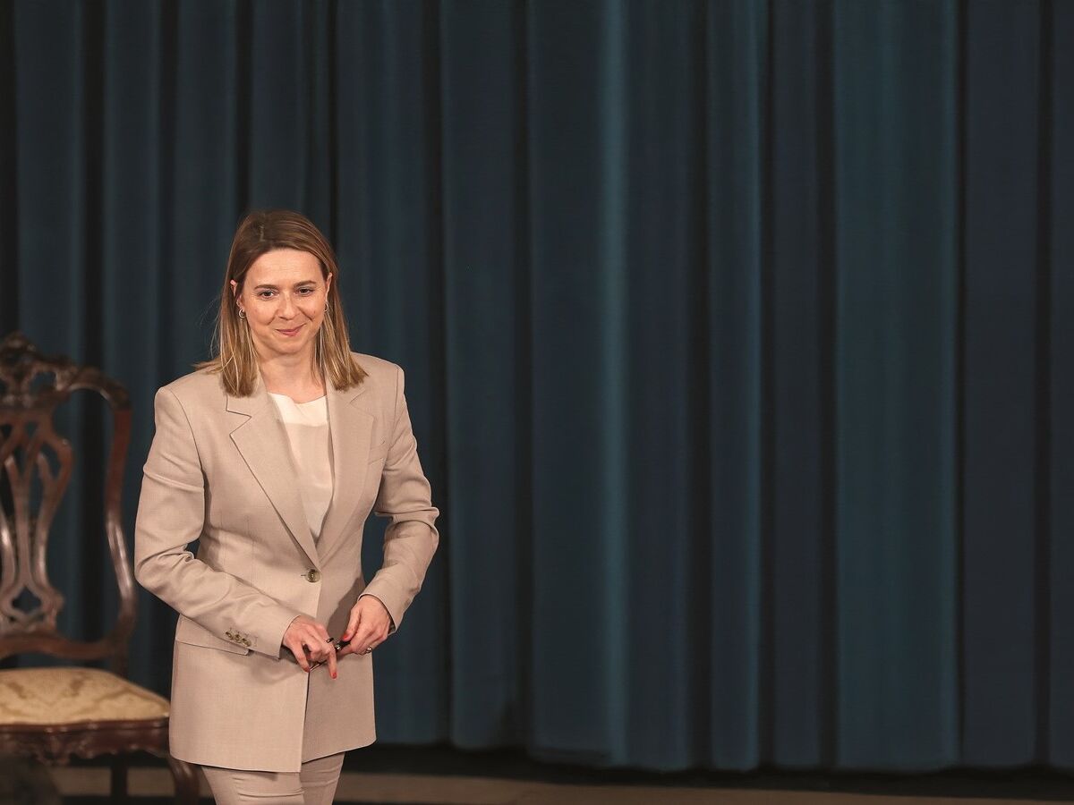 Marido de governante suspende quota, mas mantém gerência e assina contratos