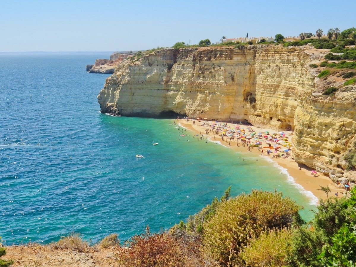 Lagoa: entre areais, grutas e falésias