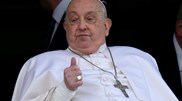 <![CDATA[ Papa Francisco aparece à janela do hospital no dia em que recebe alta ]]>