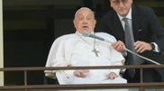 <![CDATA[ Papa Francisco acena aos fiéis na sua primeira aparição pública em cinco semanas ]]>